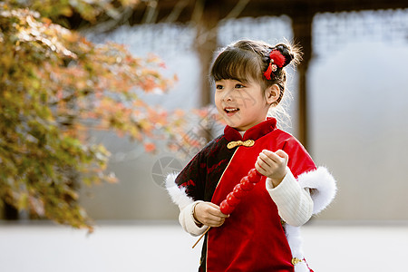 拿糖葫芦的女孩中国风儿童新年拿糖葫芦逛公园背景