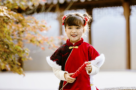 女孩与糖葫芦中国风儿童新年拿糖葫芦逛公园背景