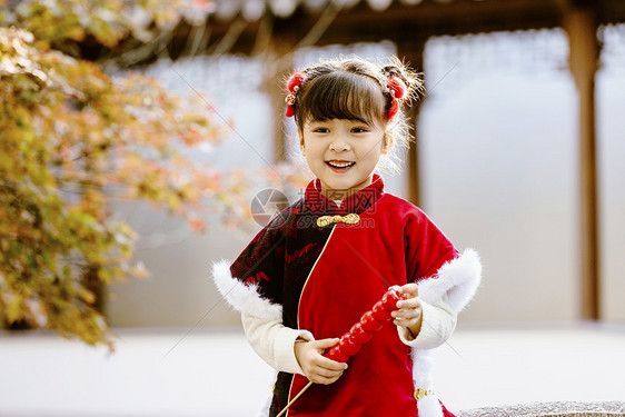 中国风儿童新年拿糖葫芦逛公园图片