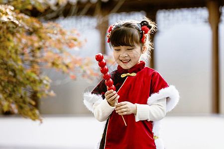 女孩与糖葫芦中国风儿童新年拿糖葫芦逛公园背景