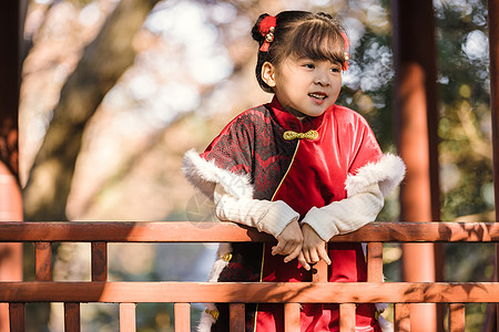 中国风唐装可爱小女孩新年公园游玩背景图片