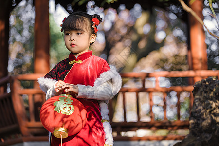 中国风唐装可爱小女孩新年公园游玩背景图片