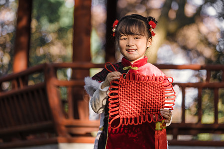 中国风唐装可爱小女孩新年公园游玩背景图片