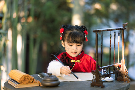 中国风小女孩公园里写书法毛笔字图片