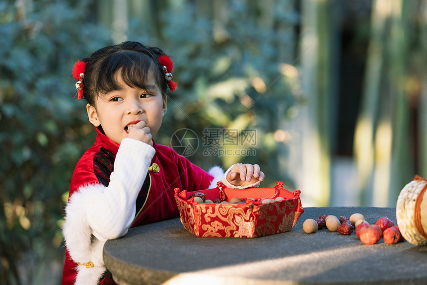 汉服中国风可爱儿童嬉戏过新年图片