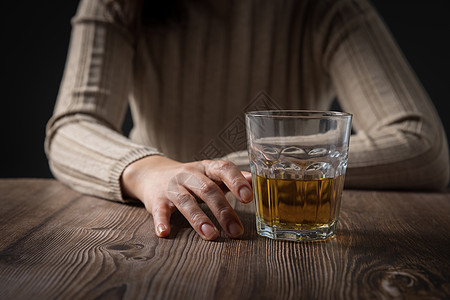 女人酒杯女性的手摸着酒杯戒酒酗酒背景