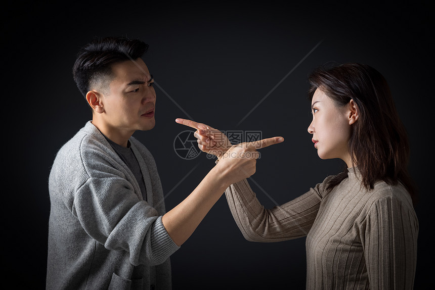 生气的夫妻二人互相指责家庭矛盾