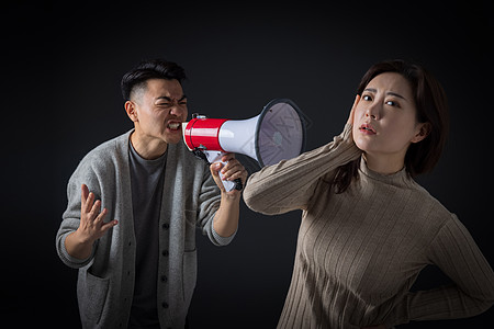 拿着扩音器大声说话的丈夫图片