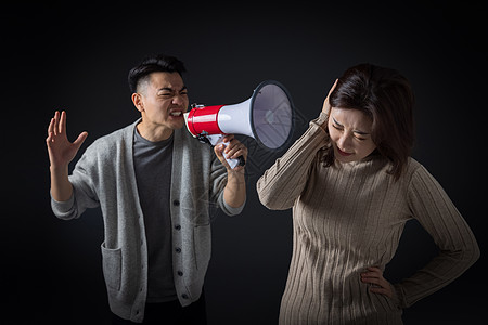 女性被男性用扩音器指责图片