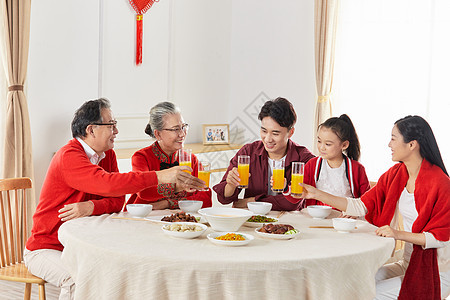 春节一家人吃年夜饭图片