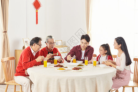 春节一家人聚餐图片