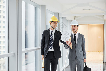 设计交流建筑工程师为客户介绍施工项目背景