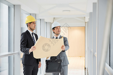 建筑工程师为客户介绍施工项目背景图片