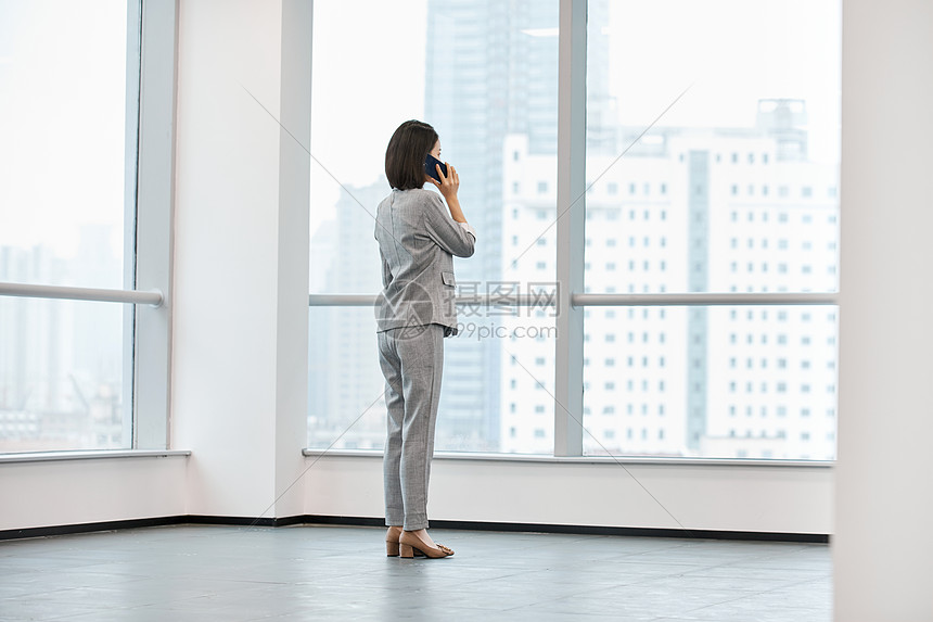 商务女性办公室打电话沟通图片