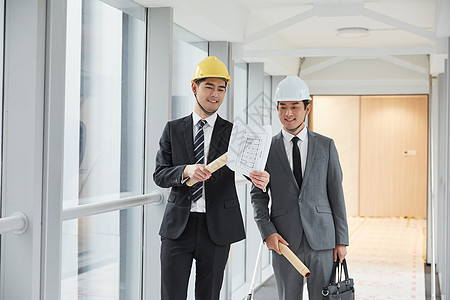 建筑工程师为客户介绍施工项目图片