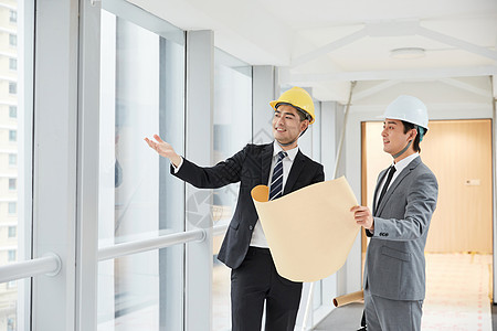 设计交流建筑工程师为客户介绍施工项目背景