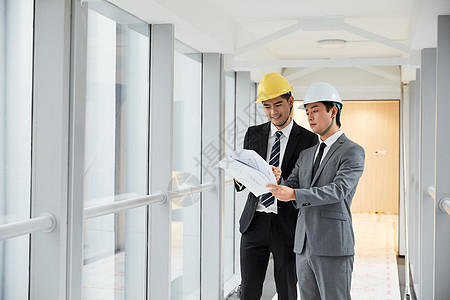 建筑工程师为客户介绍施工项目图片