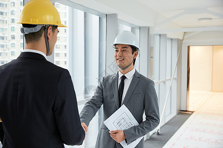 建筑工程师与客户握手洽谈图片