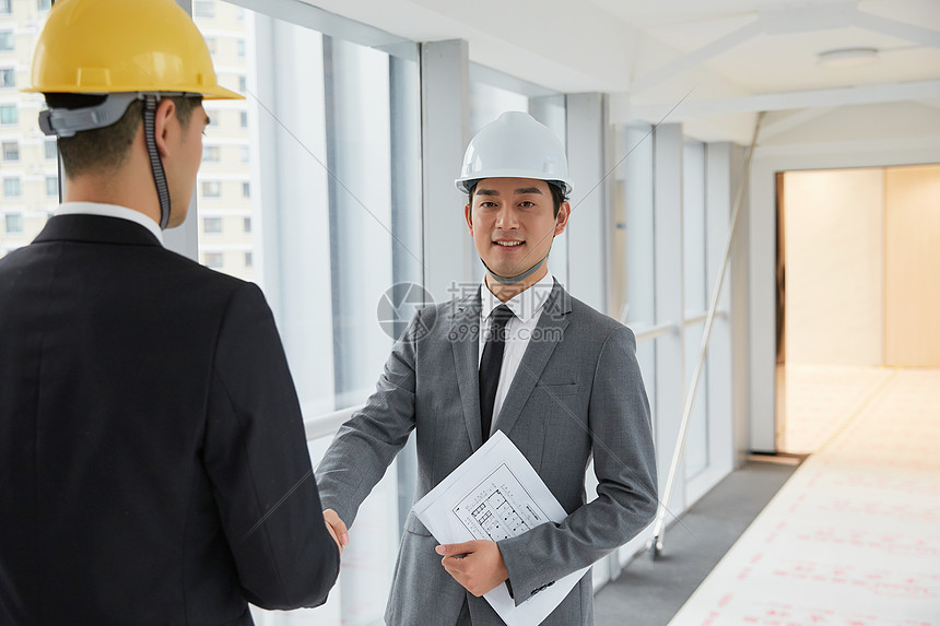 建筑工程师与客户握手洽谈
