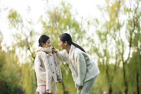 母女在公园里亲昵互动图片