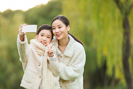 妈妈和女儿自拍母女亲密的在公园合照背景