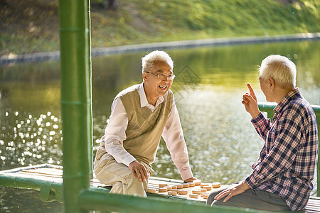 休闲生活老年人公园下象棋背景