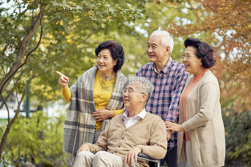 照片 人物情感 退休生活 老年人公园散步聊天.