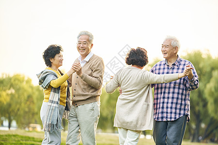 老年人公园相伴跳舞高清图片