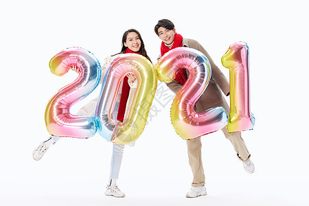 青年情侣欢乐迎接2021年图片