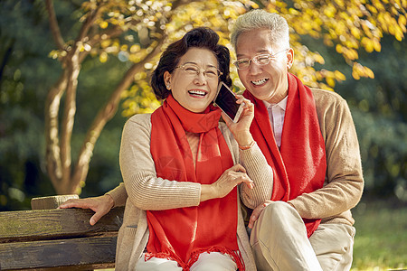 老年夫妇一起听手机电话图片