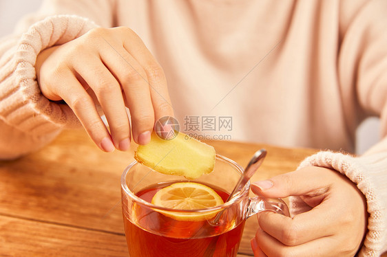 冬季红糖柠檬姜茶调制图片