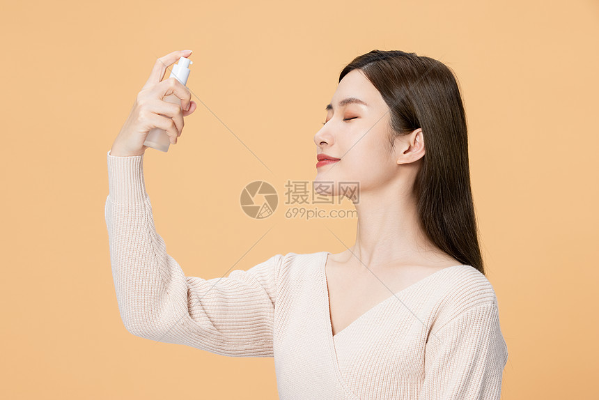 使用喷雾补水的美女图片