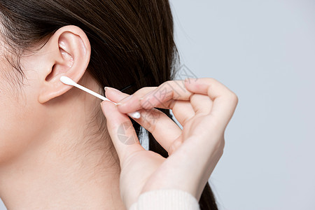 耳放女性使用棉签掏耳朵背景