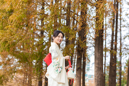 日本女孩秋季和服女孩户外拎手包背景