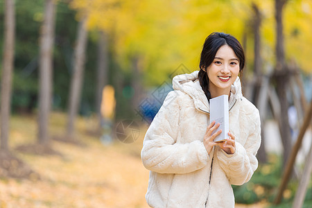 文艺清新女孩手捧书本背景图片