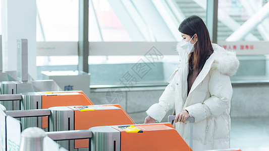 从火车闸门出站的女性图片