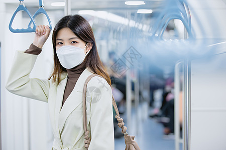 疫情期间乘坐地铁的女性图片