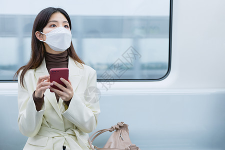 戴着口罩坐地铁的女性高清图片
