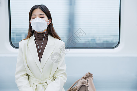 加班回家坐在地铁上睡着的女性背景