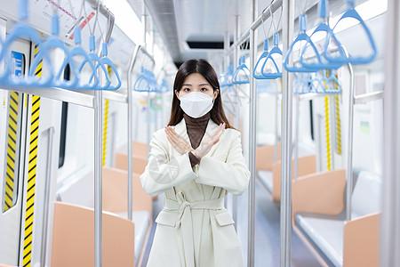 春节回家乘坐地铁的女性双手交叉做禁止动作背景