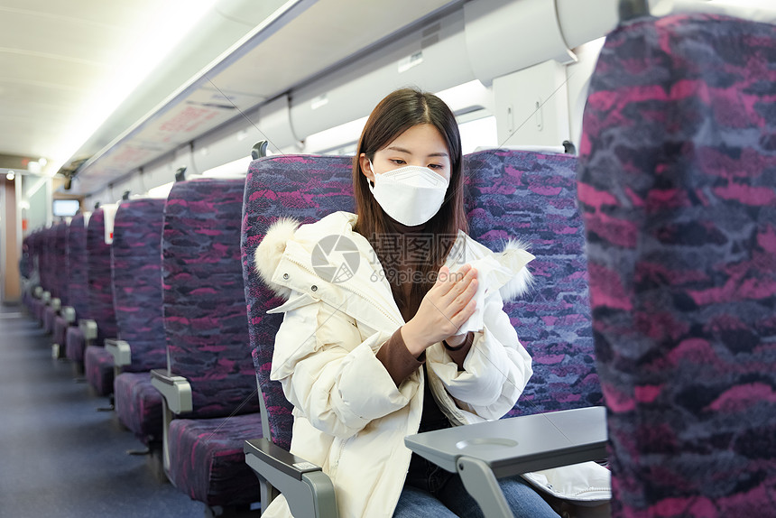 女性在车厢里使用湿巾消毒图片