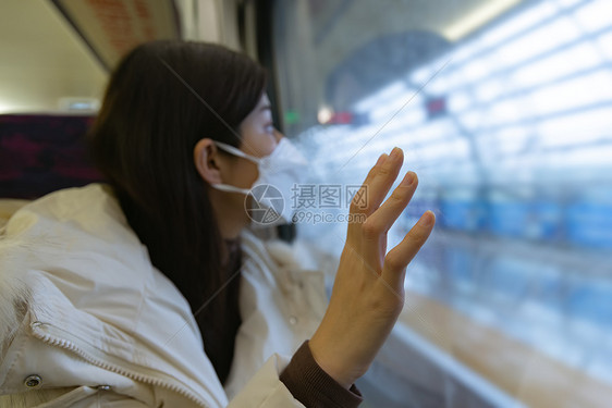 高铁看窗外风景的女性手部特写图片