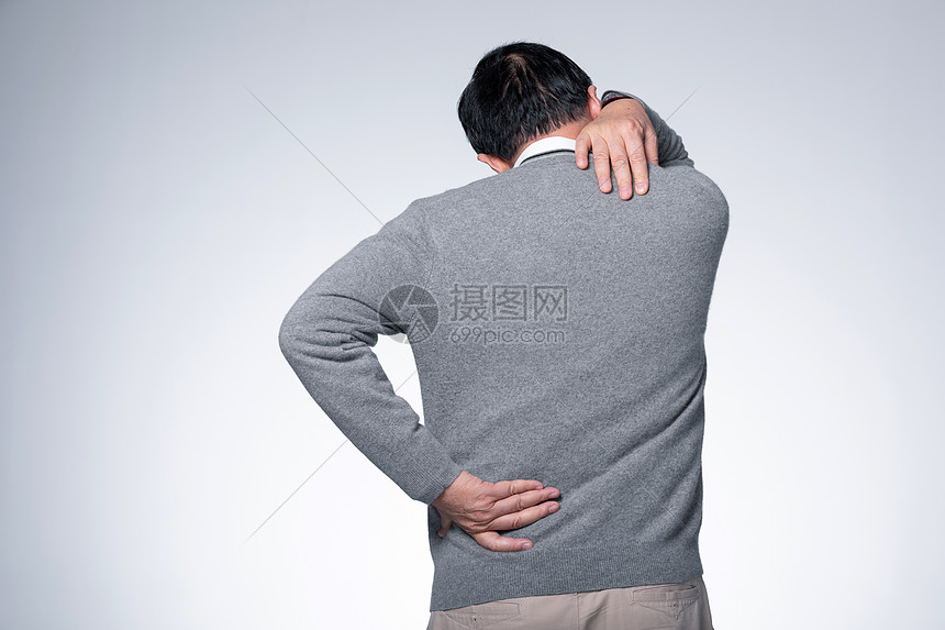 男性老年人肩膀疼痛图片