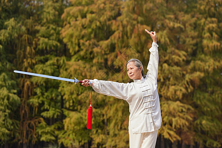 老奶奶晚年生活公园里练剑背景图片