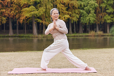 老奶奶晚年生活公园里做瑜伽背景图片