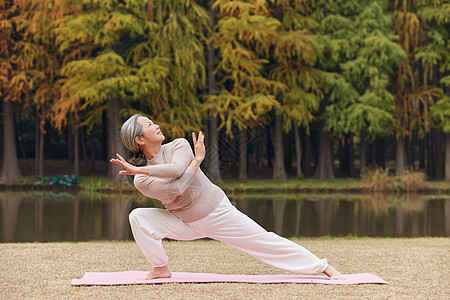 老奶奶晚年生活公园里做瑜伽背景图片