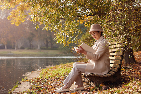 冬季老奶奶晚年生活公园里看书养生高清图片素材