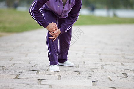 老人关节炎老奶奶逛公园腿部膝盖疼痛特写背景