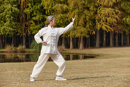 中国太极秋季老奶奶养生运动公园里练太极背景