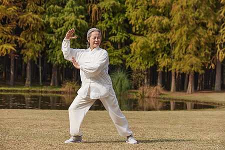 秋季老奶奶晚年生活公园里打太极拳图片